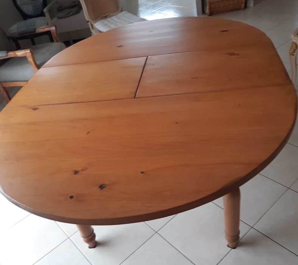 TABLE EN PIN MASSIF INTERIOR Meubles