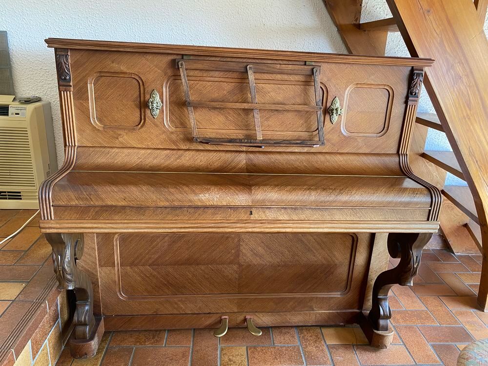 Piano droit et tabouret Instruments de musique