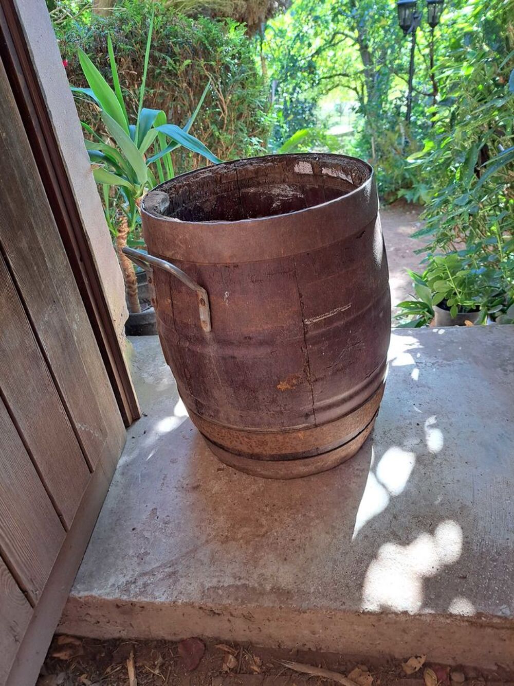 tonneau en bois pour d&eacute;co ou plantes Décoration