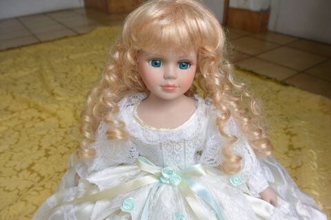 Poupée de porcelaine avec robe à crinoline vintage
40 Gargenville (78)