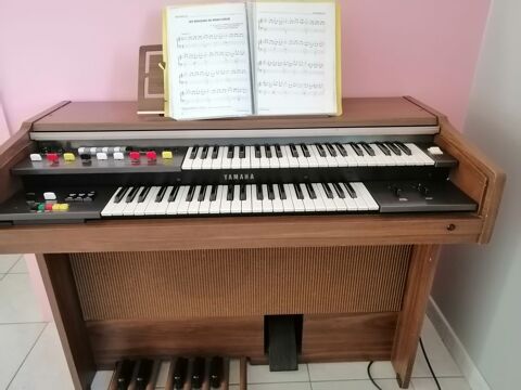 ,,,, orgue très bon état marché beau song. 300 Ponts-et-Marais (76)