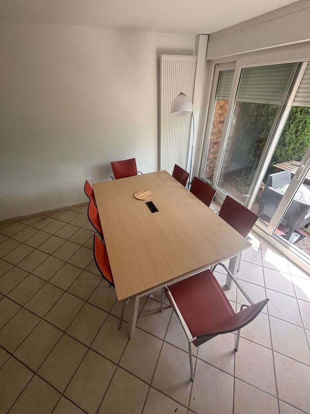 Table de r&eacute;union + 8 chaises en cuir rouge Meubles