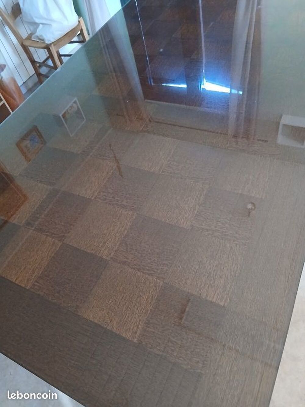 Table rectangulaire avec verre. Meubles