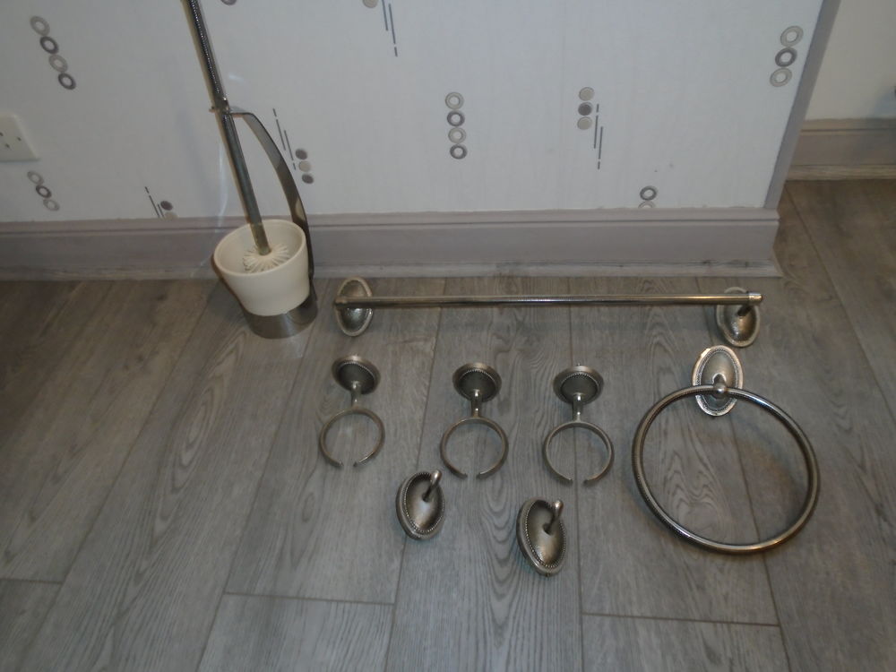 Miroir de salle de bain + accessoires. Décoration