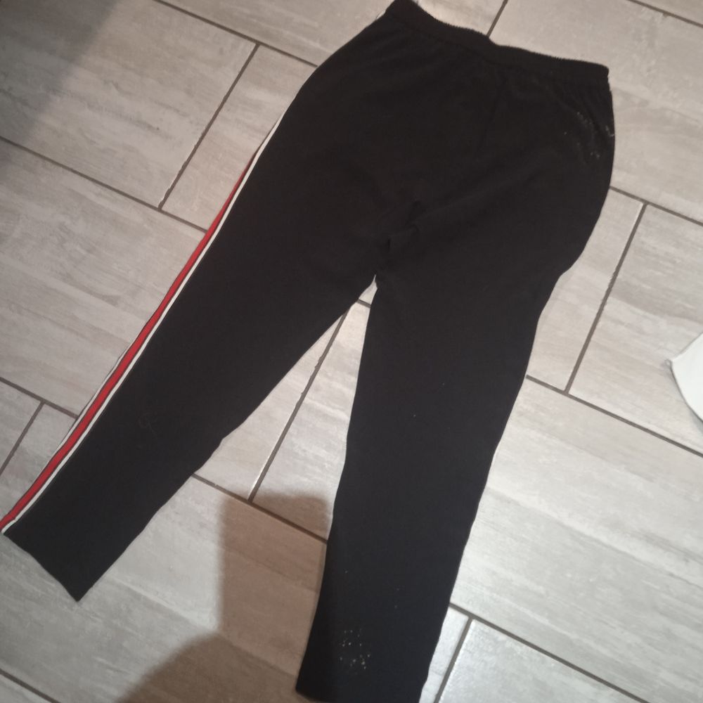 Pantalon noir liser&eacute; rouge taille elastique hauteur de jambe Vêtements