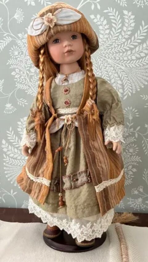 Poupée en porcelaine 160 Trois-Rivières (97)