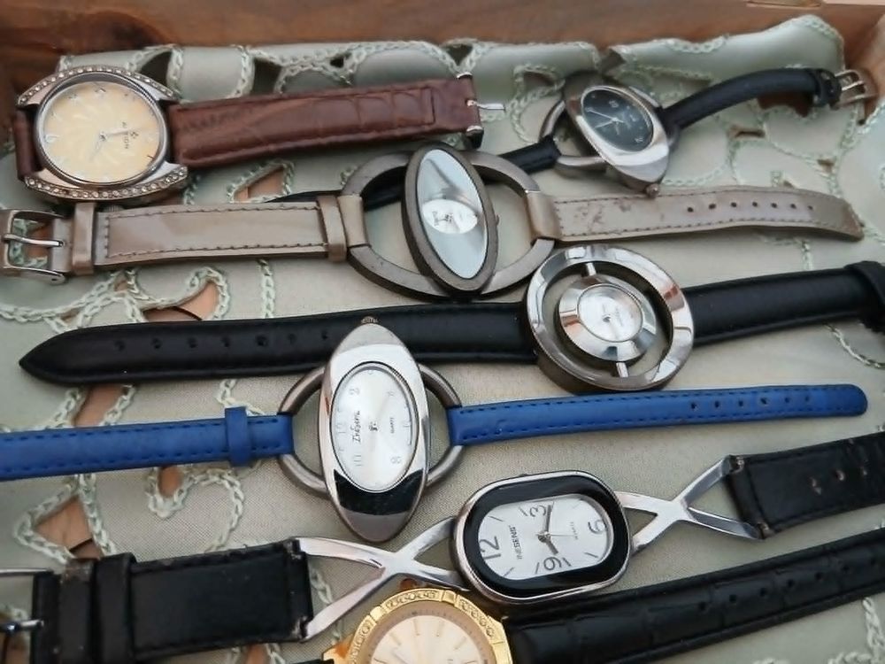 Lot dix montres + coffret bois vitr&eacute; de valeur N&deg;1346 Bijoux et montres
