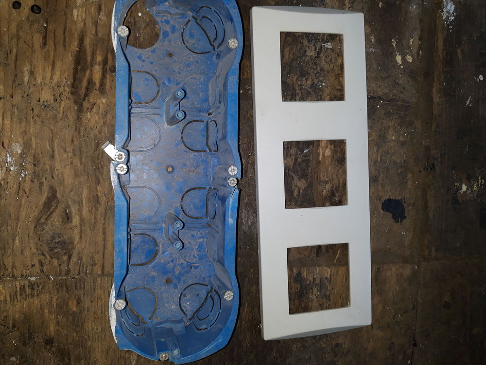 boite &agrave; encastrer + cache Bricolage