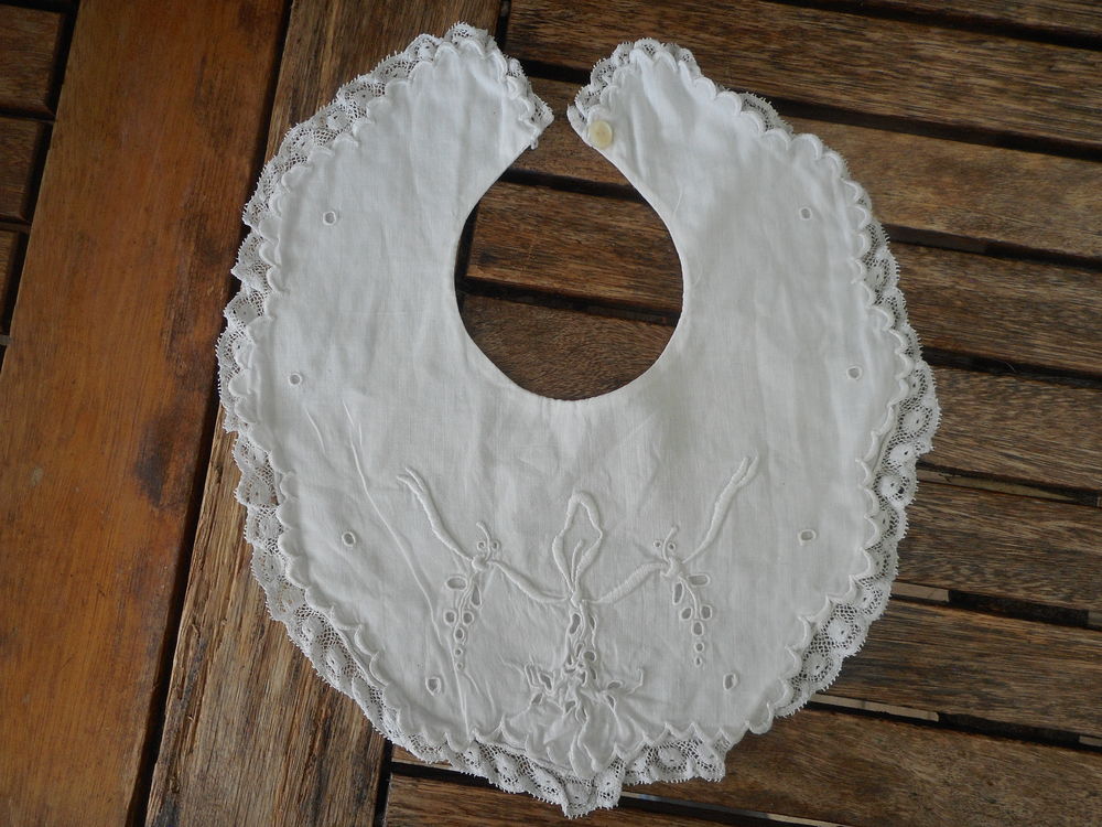 Ancien bavoir coton blanc brod&eacute; Puriculture