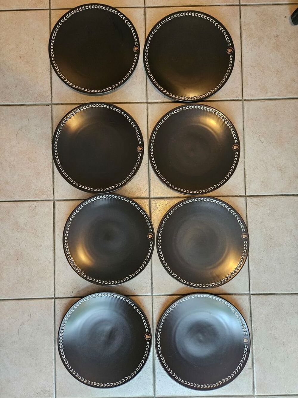 Lot 8 assiettes LAGUIOLE
D�coration