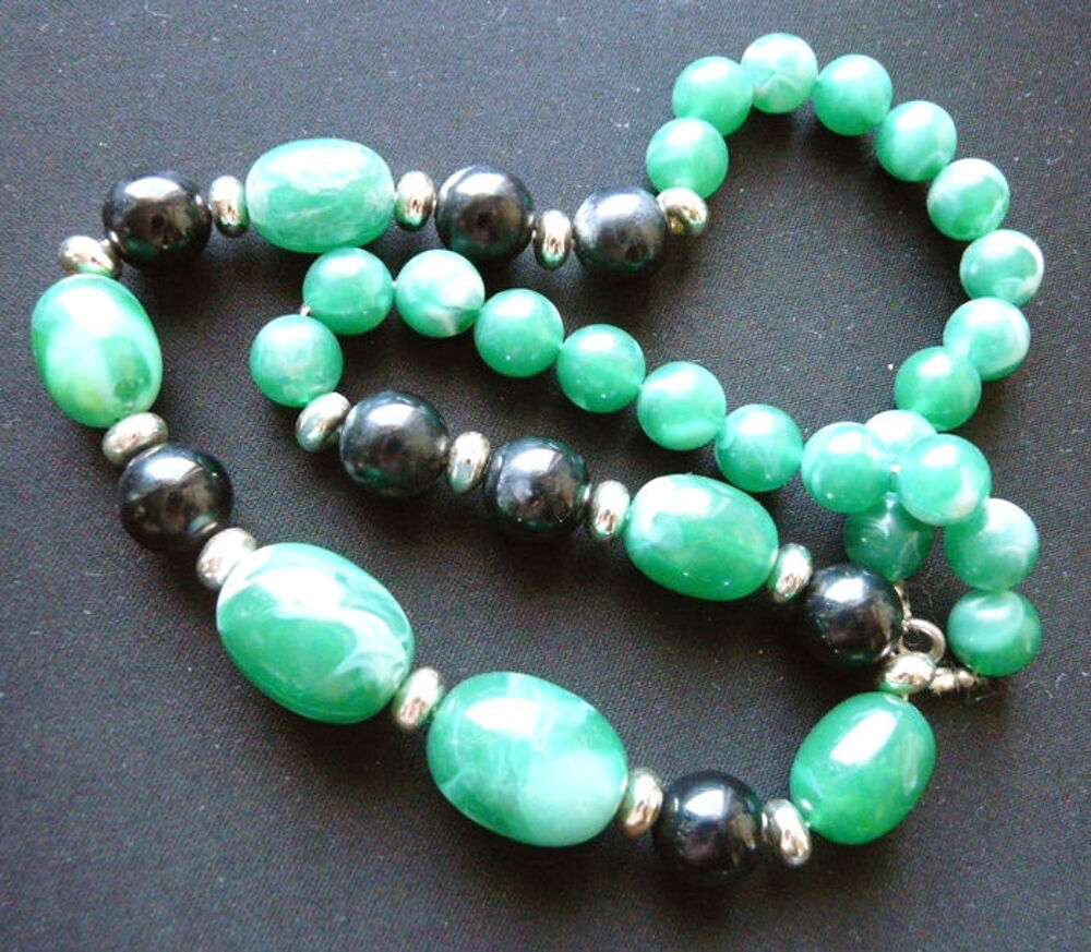 Collier de perles &agrave; dominante verte en r&eacute;sine color&eacute;es- 90's Bijoux et montres