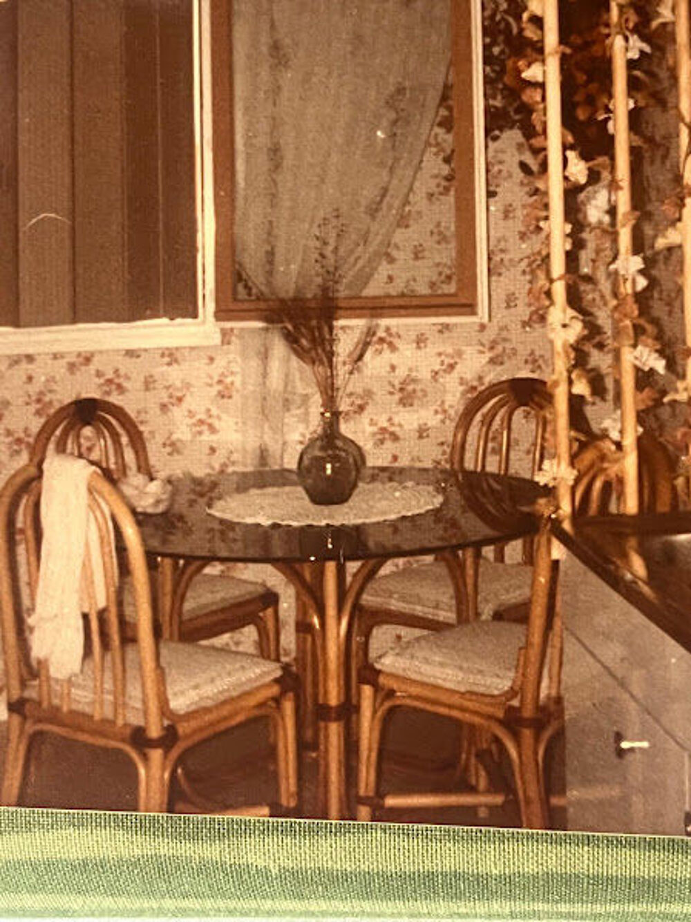 Table ronde + 4 chaises Meubles
