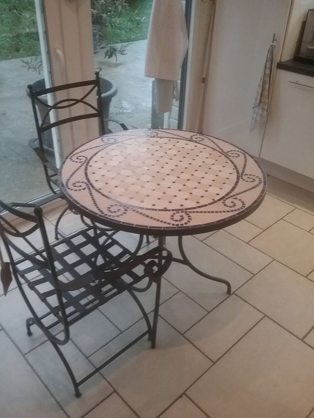 &Agrave; SAISIR TABLE en fer forg&eacute;, plateau mosa&iuml;que Meubles