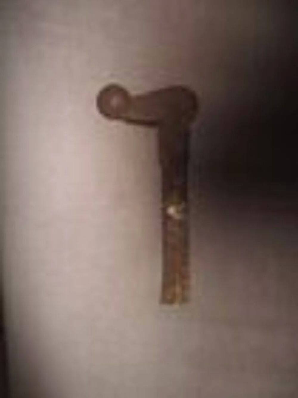 UN arr&ecirc;t de volet tr&egrave;s ancien celui de gauche Bricolage