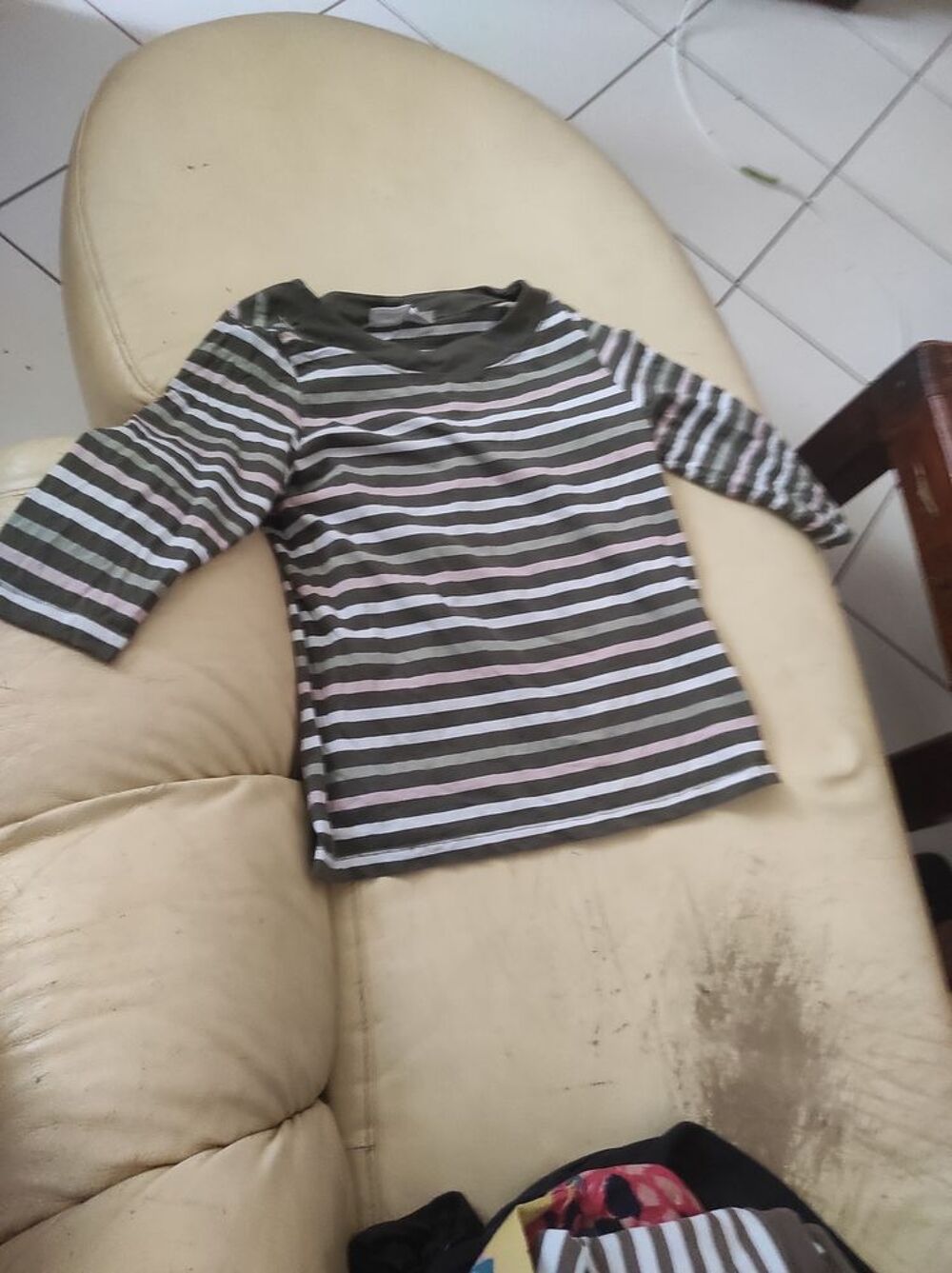 15€ deux haut manches mi longue taille 40/42 Vêtements