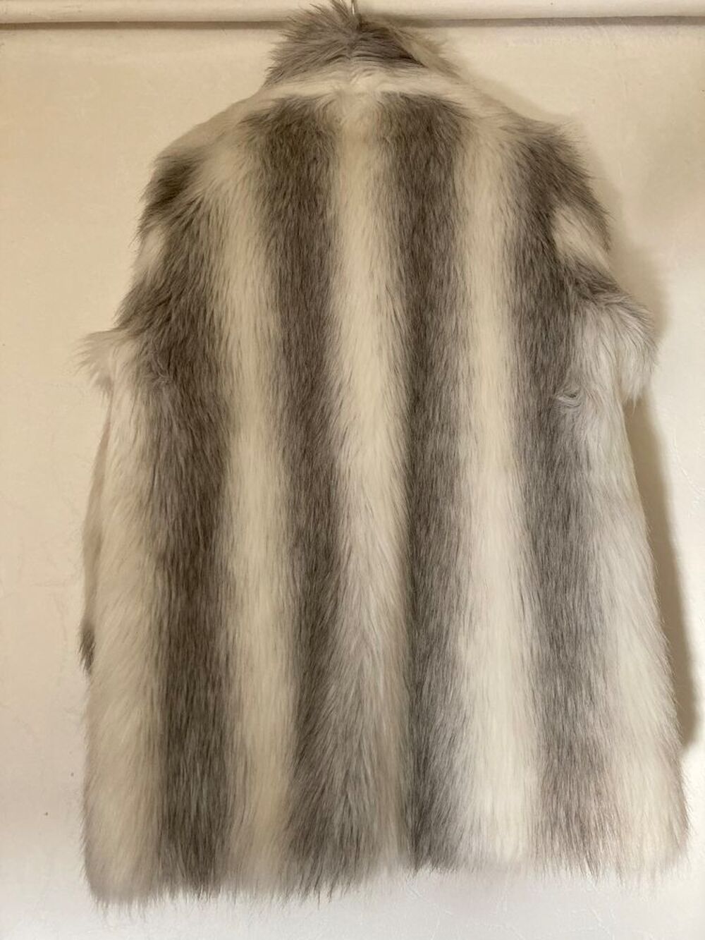 Manteau en fausse fourrure de renard gris et blanc vintage
Vtements