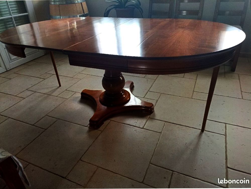 Belle table ronde en merisier 
Diametre 115cm
Meubles