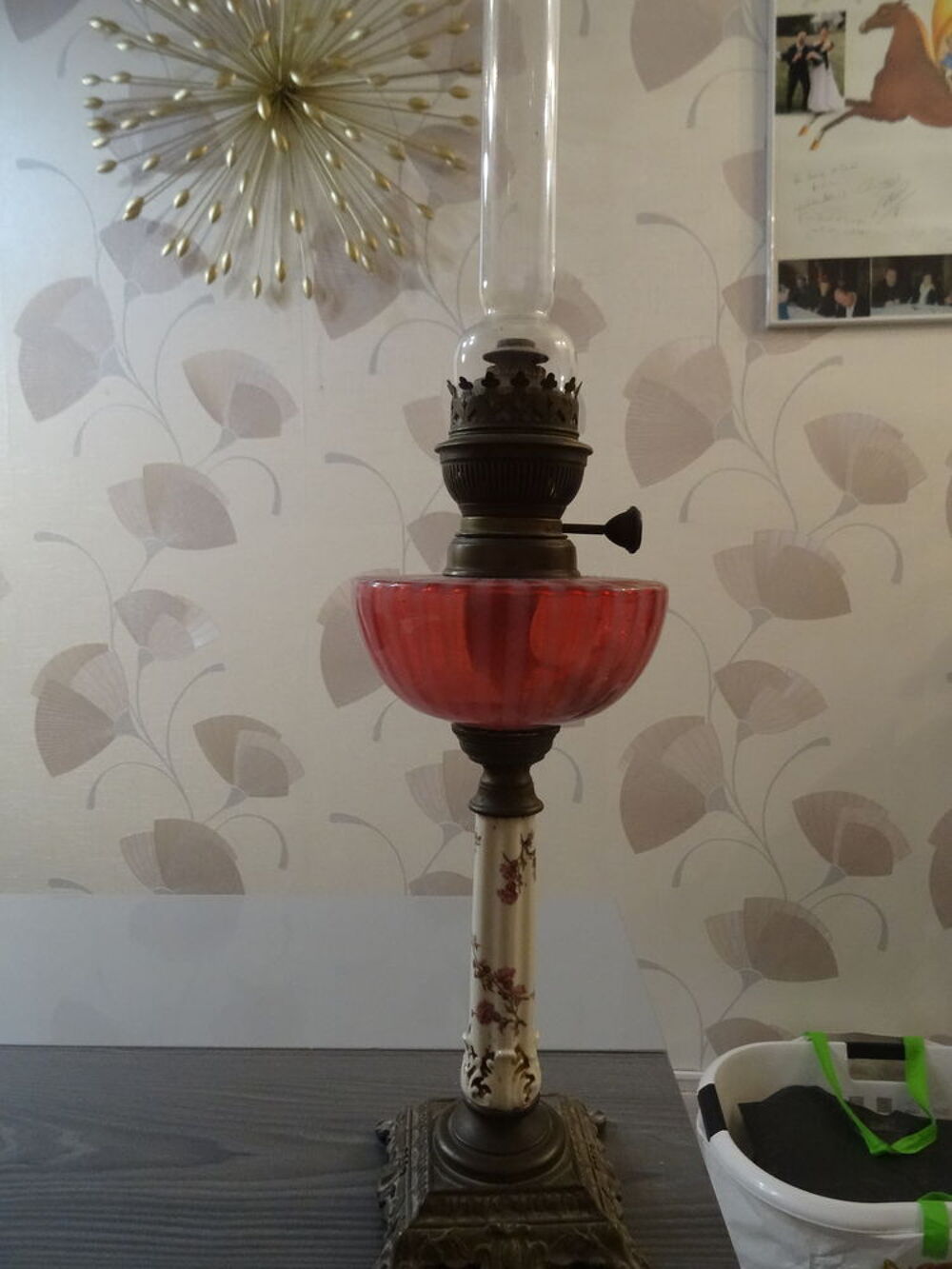 lampe &agrave; p&eacute;trole ancienne. Décoration