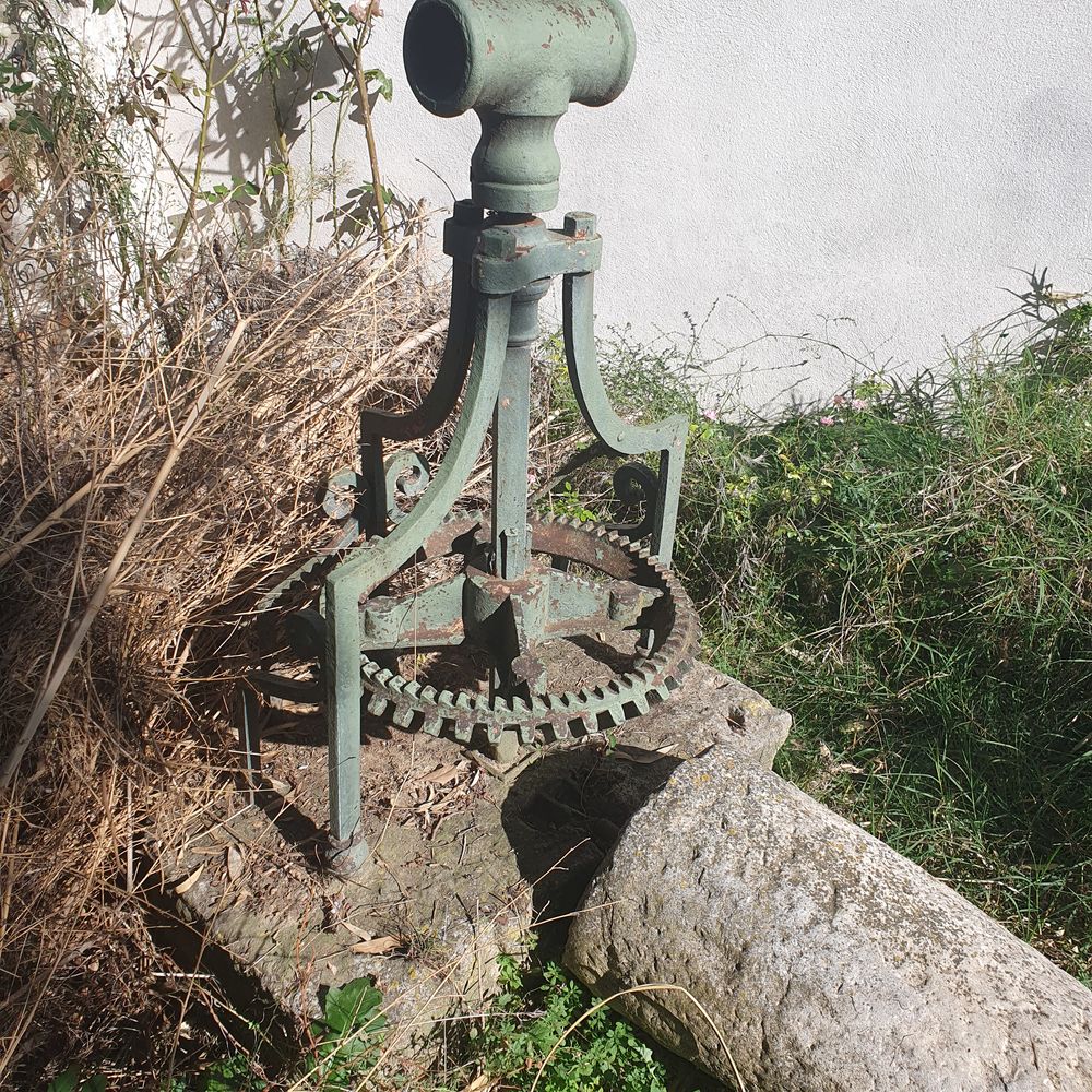 Meule &agrave; moudre olives noix pressoir puit Jardin