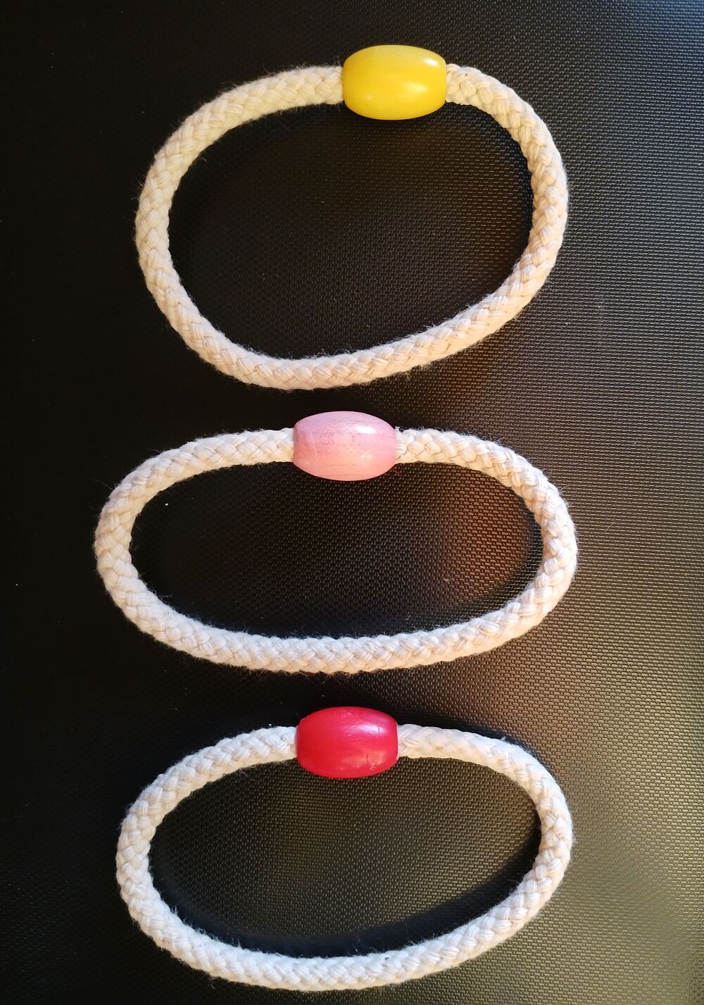 LOT DE 3 BRACELETS DE CORDE AVEC PERLE EN BOIS Bijoux et montres