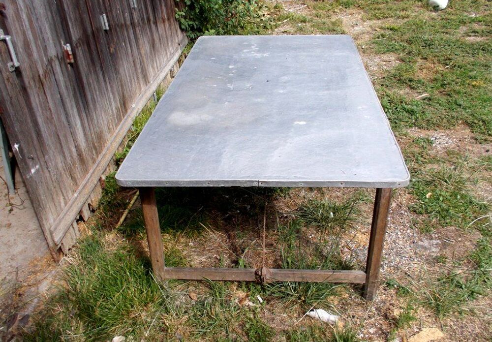 Table en bois plateau en aluminium (ancienne) atypique Meubles