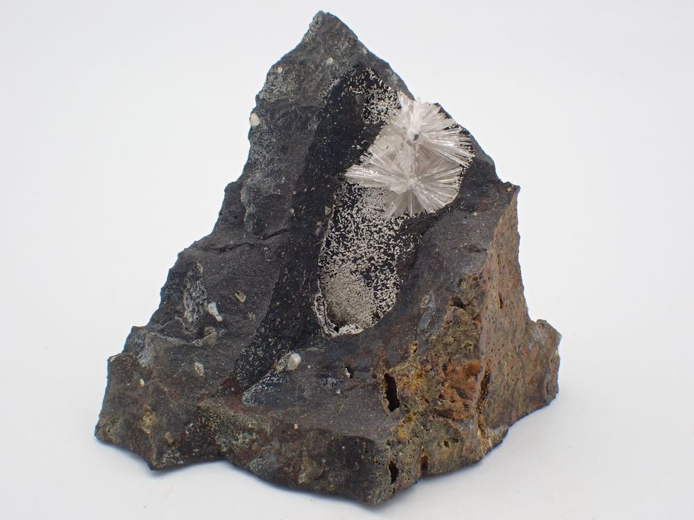Aragonite sur Basalte Le Puy-en-Velay Haute-Loire France 