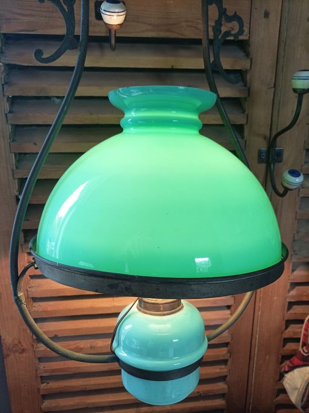 Lustre suspension support m&eacute;tal globe opaline verte Décoration