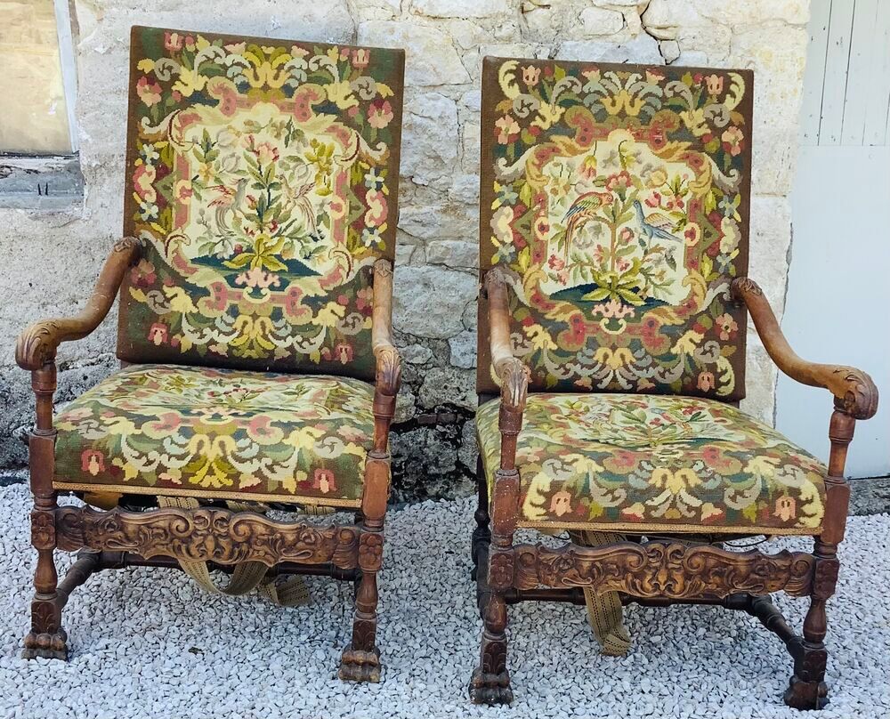 Une belle paire de fauteuils du style Louis XIII Meubles
