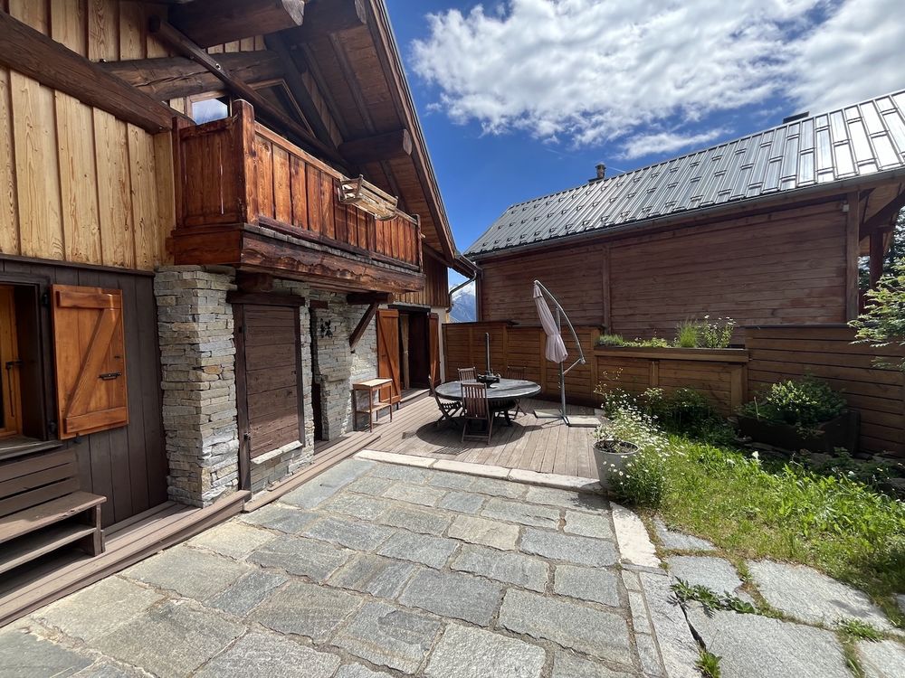 Vente Maison ALBANNE Un véritable coin de paradis vous attend au coeur de ce charmant village, au pied des pistes et du vaste domaine skiable des Karellis Cette magnifique maison individuelle de style chalet, d'une superficie d'environ 100 m2, offre 2 belles terrasses Montricher-albanne