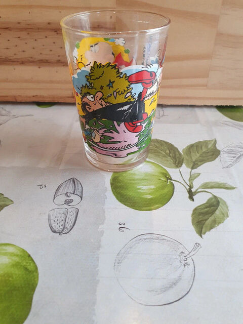 verre Schroumpf vintage 
made in france  5 Aubvillers (80)
