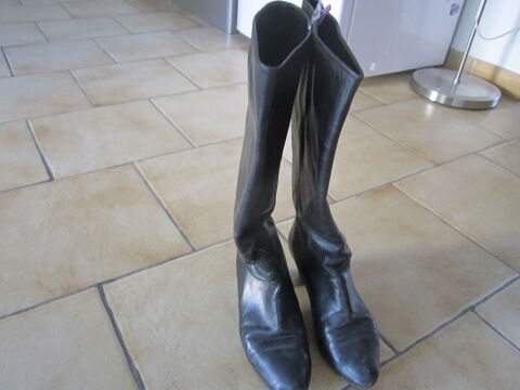 UNE PAIRE DE BOTTES EN CUIR NOIR SOUPLE 20 Brignais (69)