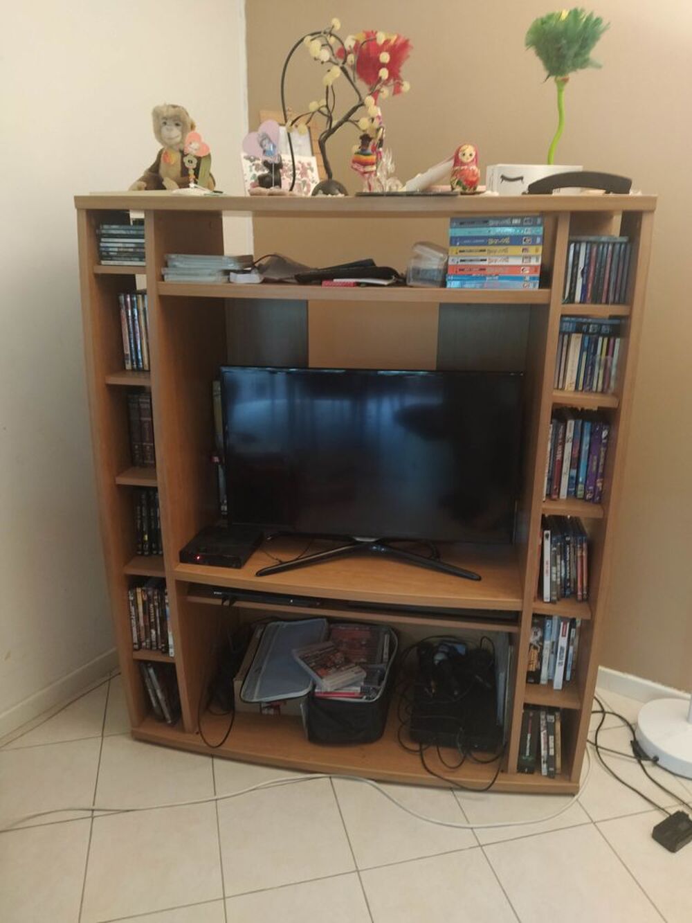 Grand meuble TV avec multiples rangements Meubles