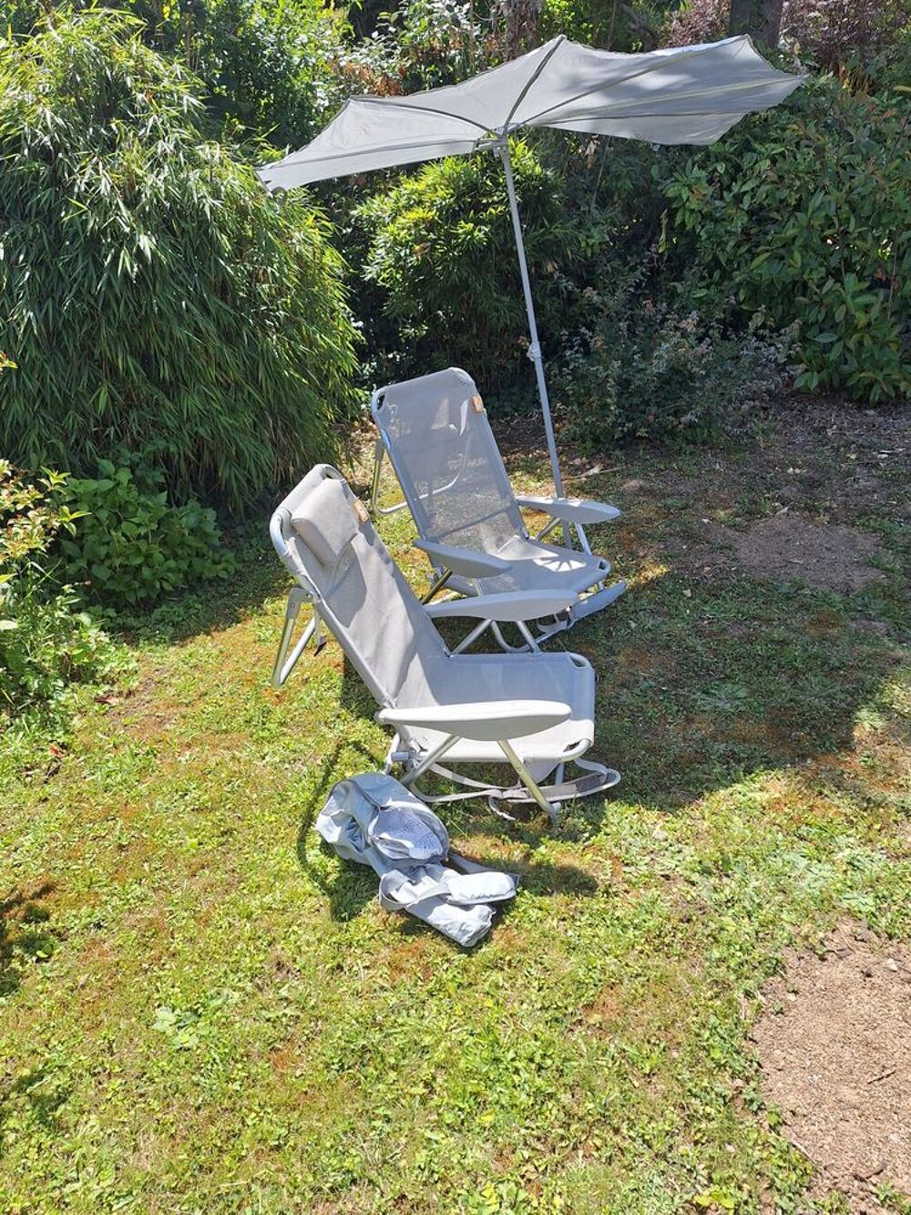 Lot de 2 petits transats et son petit parasol Jardin