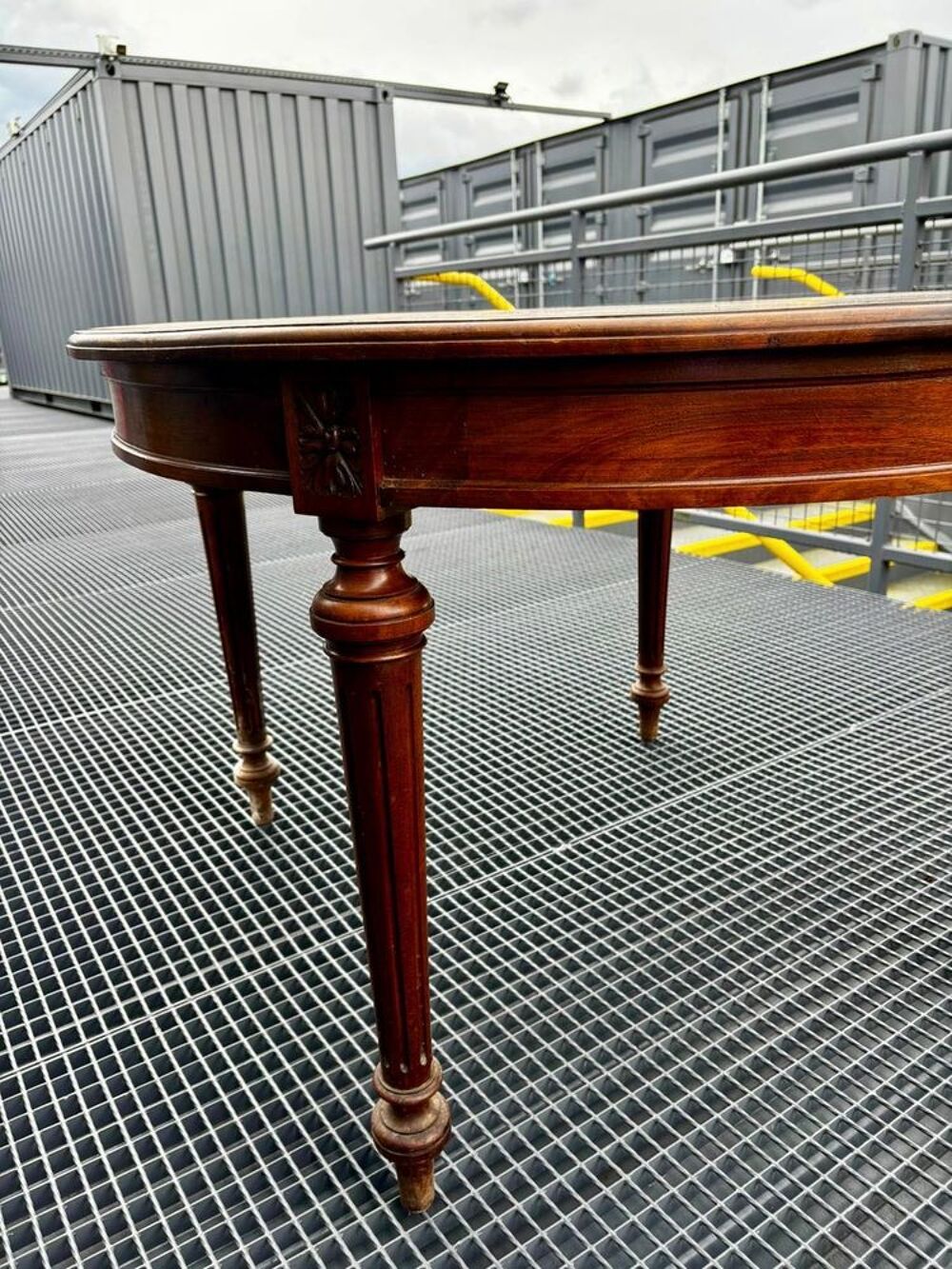 Table ancienne en bois massif , mod&egrave;le rare style Louis XVI Meubles