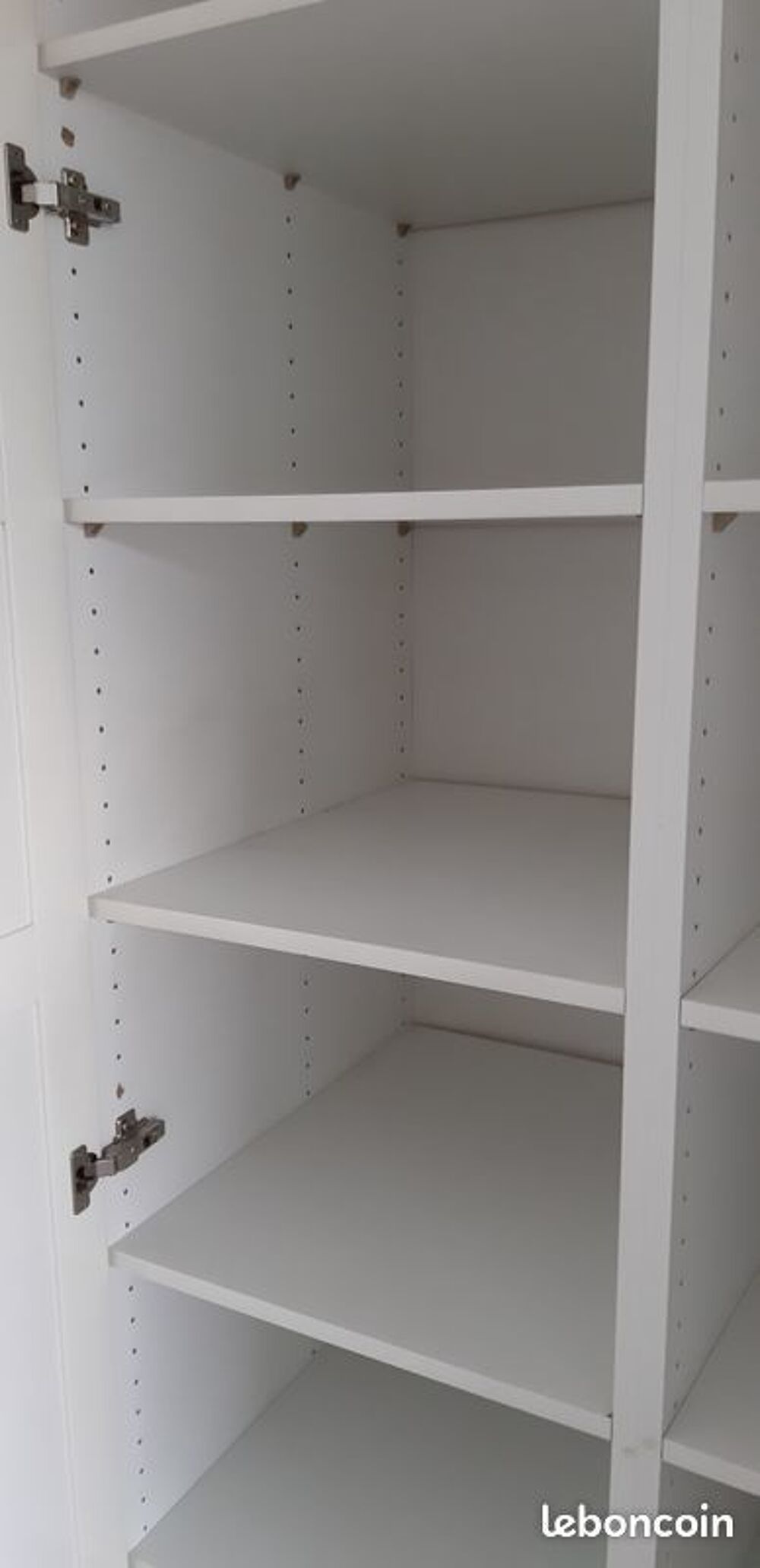 1 penderie et ses 2 colonnes de rangement en laqu&eacute;e blanc Meubles