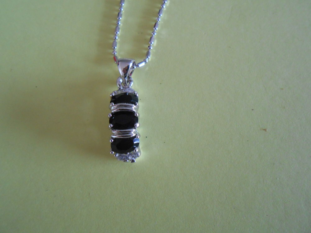 CHAINE ARGENTEE AVEC PENDENTIF Bijoux et montres