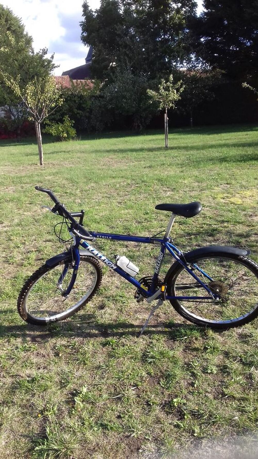 de deux v&eacute;los 
-un VTT en bon &eacute;tat, 
-un VTC neuf, V�los