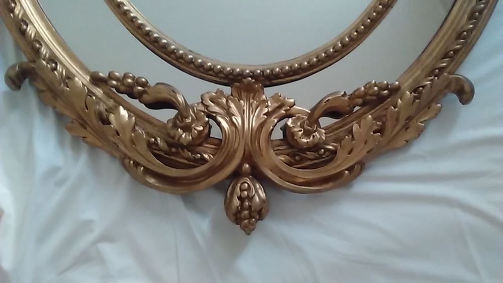 Miroir ovale en bois dor&eacute;, &agrave; parecloses Décoration