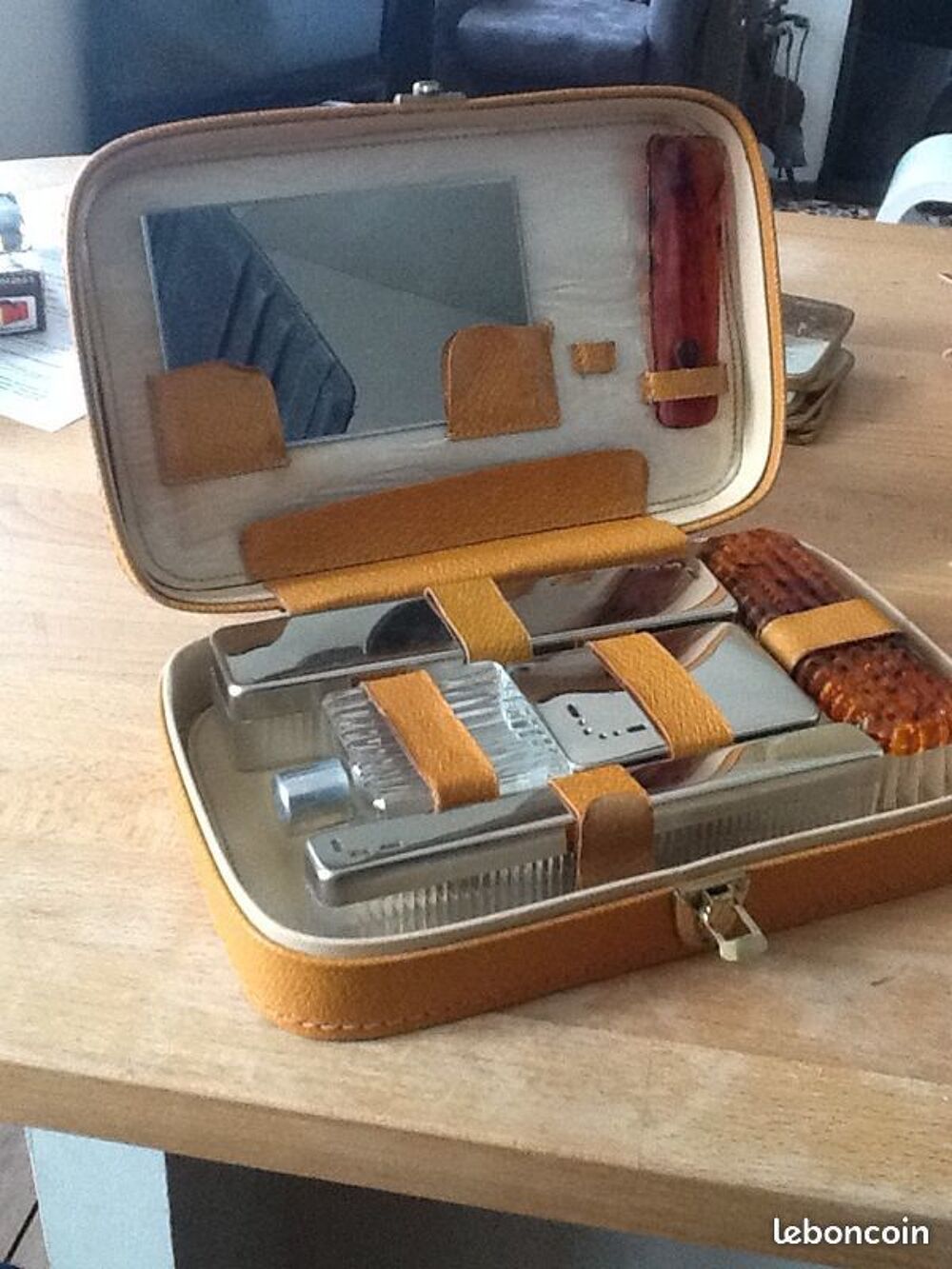 N&eacute;cessaire de toilette de voyage vintage Audio et hifi