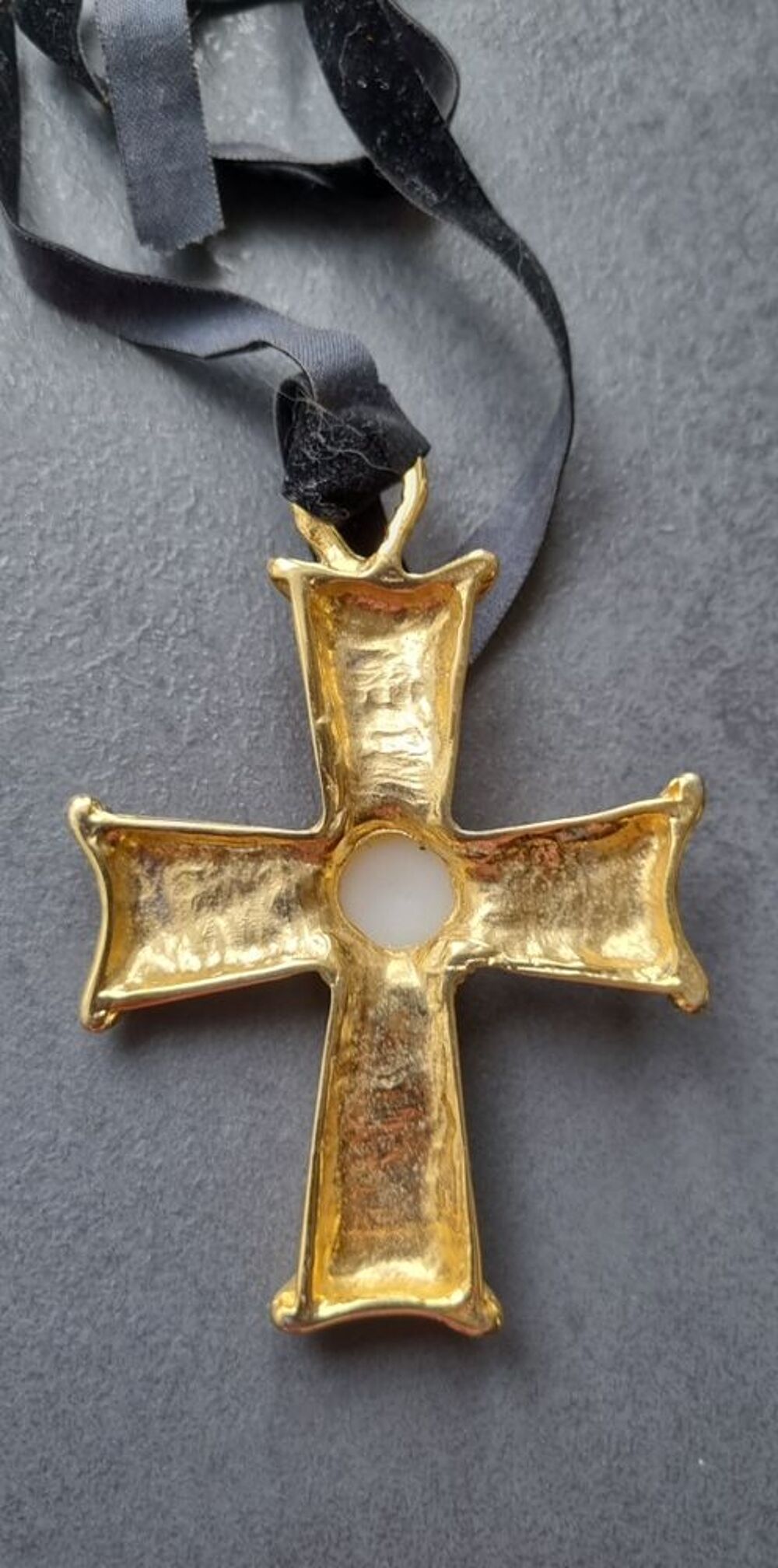 Tr&egrave;s joli croix et cordon velours Bijoux et montres