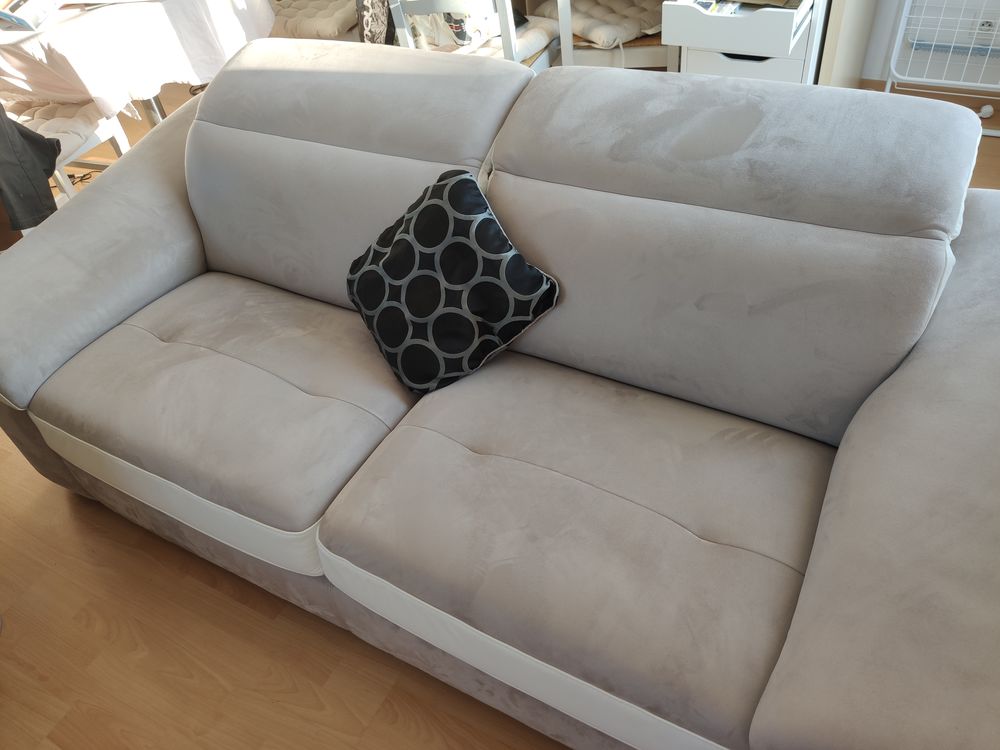 Canap&eacute; fixe moderne 3 places, cuir blanc et microfibres. Meubles