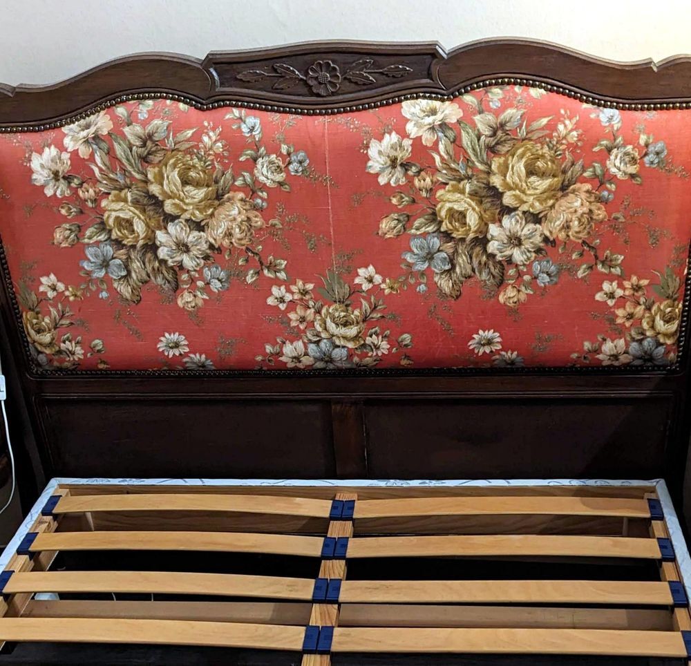 LIT-SOMMIER 2 personnes et 2 CHAISES assorties Meubles