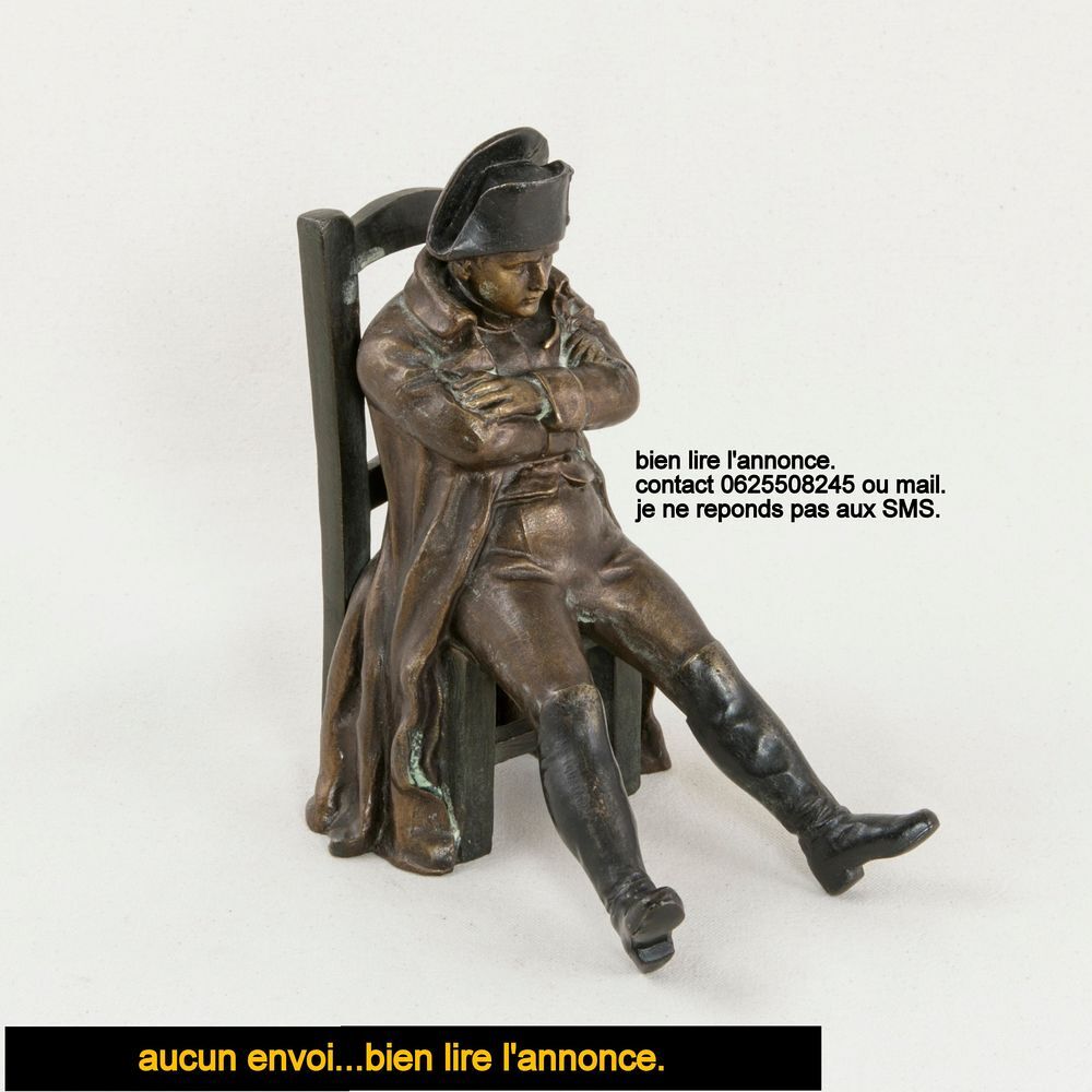 statue Napoleon assis sur une chaise. 