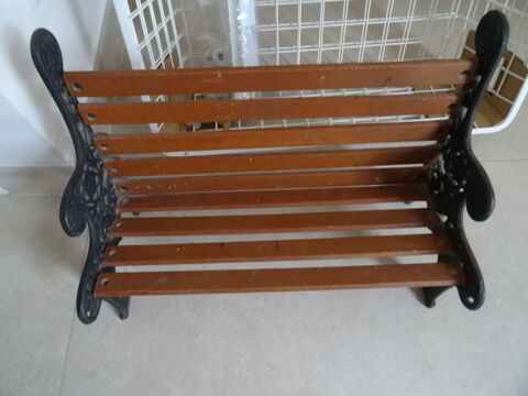 Banc en bois et fonte pour poupe ou plante
25 Saint-Yrieix-sur-Charente (16)