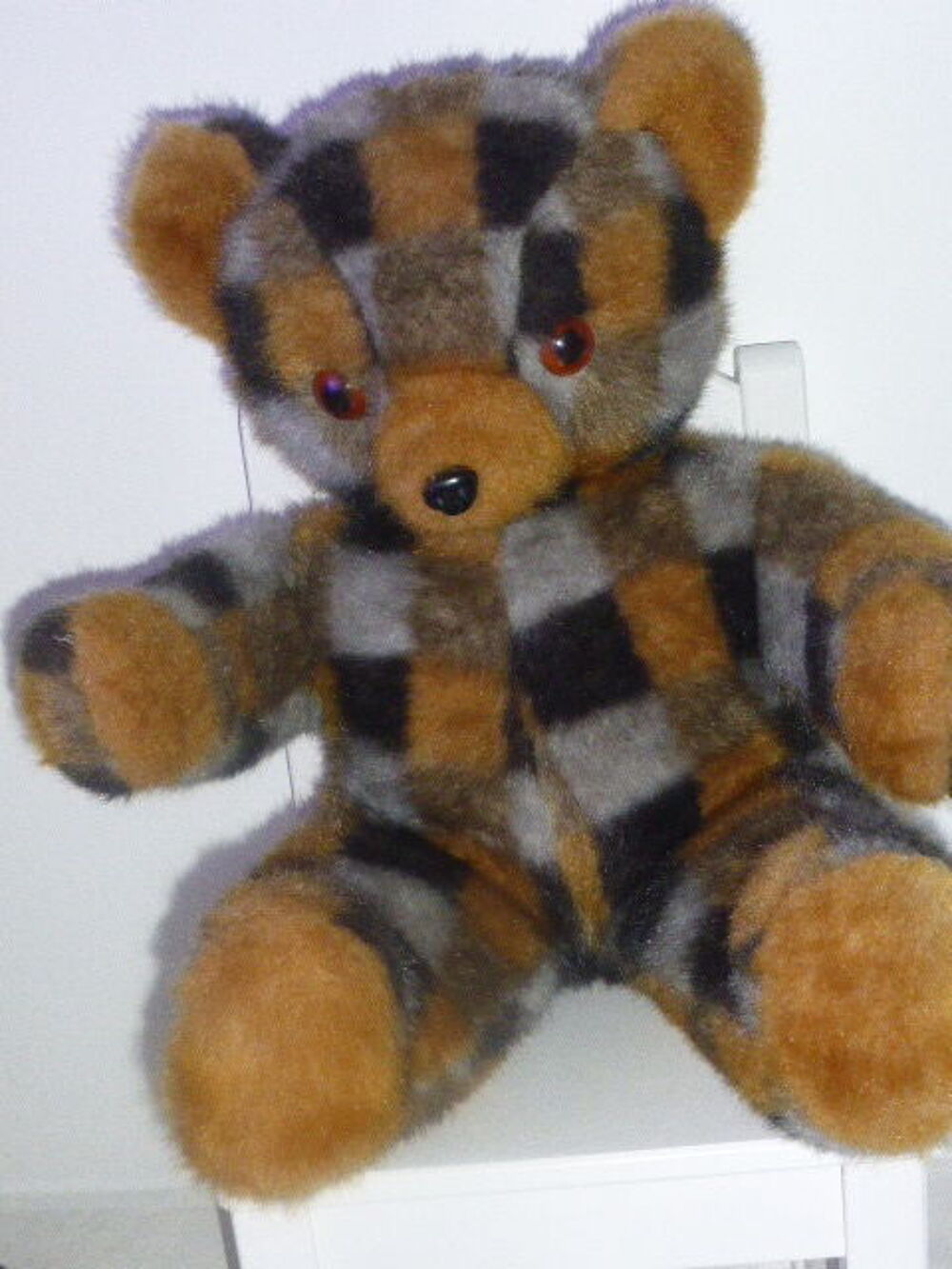 Grand ours en peluche assis &agrave; damiers Jeux / jouets
