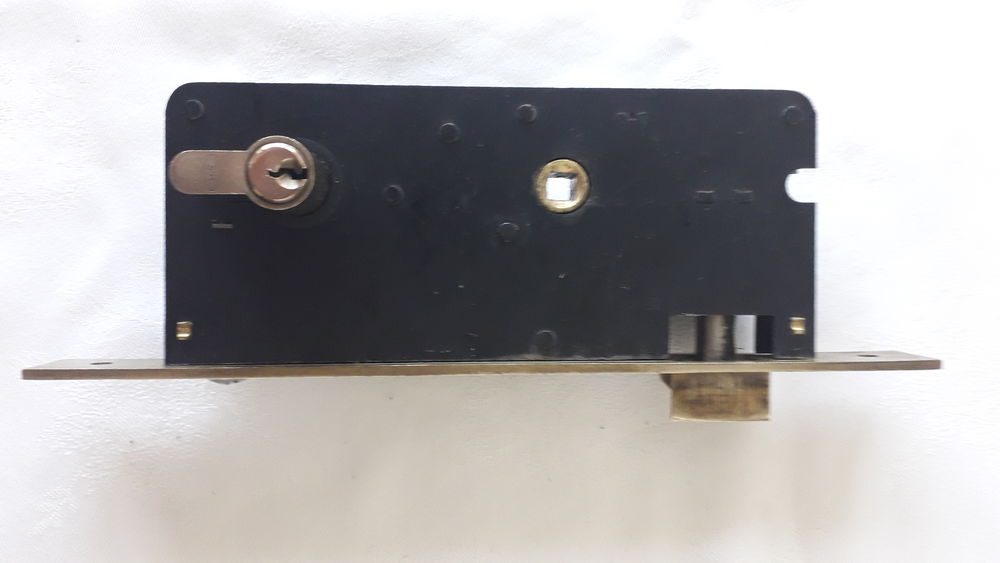 Serrure &agrave; encastrer
Bricolage
