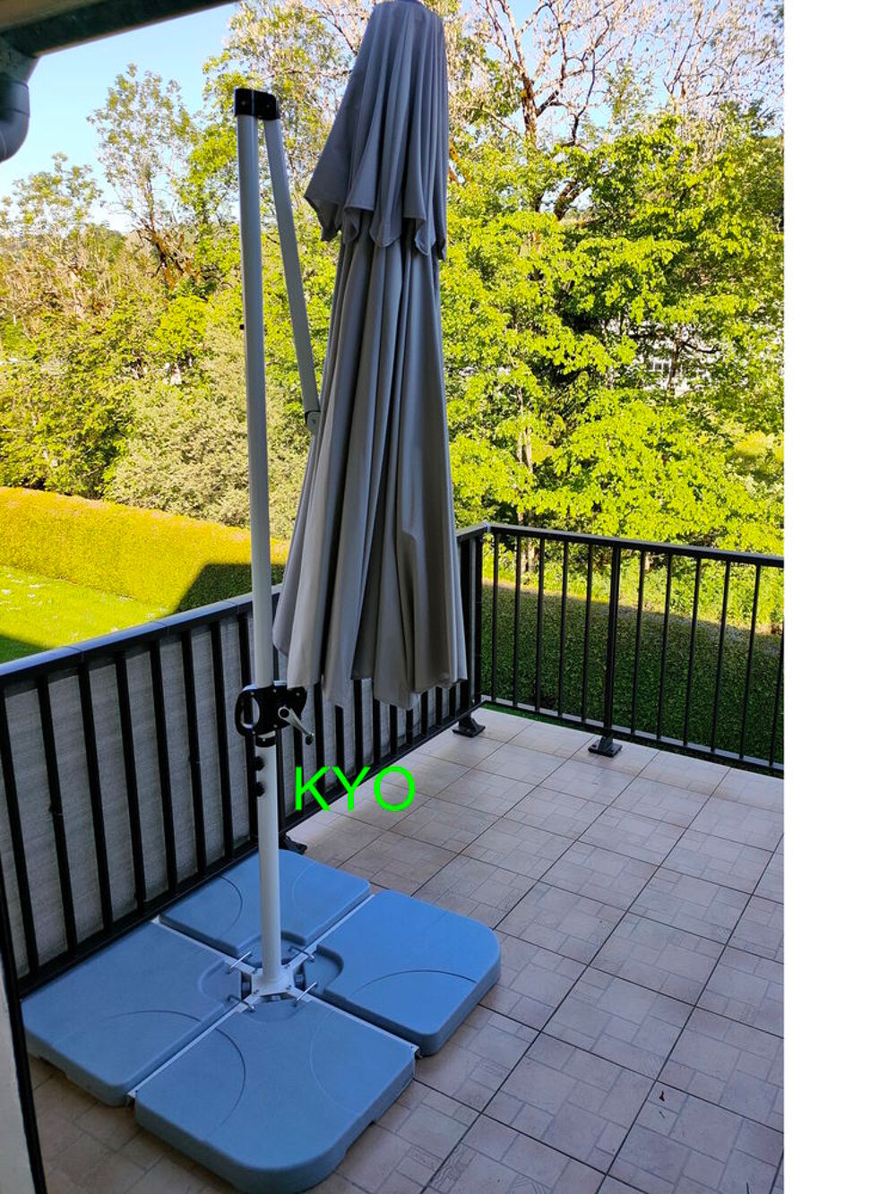 OUTSUNNY Lot Parasol d&eacute;port&eacute; rond gris 3mx2,5m avec 4 Dalles Jardin