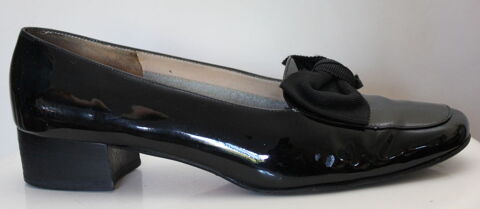 Souliers cuir verni noir SALVATORE FERRAGAMO
T 38 Fr  100 Issy-les-Moulineaux (92)