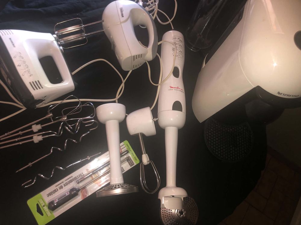 Machine &agrave; caf&eacute; avec son lot Electroménager