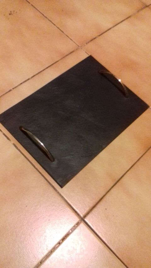 Plateau en pierre d'ardoise avec poign�es de transport
30 Sept�mes-les-Vallons (13)